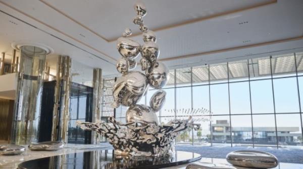 At 11.5 metres tall and co<em></em>nsisting of 5.5 to<em></em>nnes of stainless steel, the artwork Droplets is the focal piece of the lobby.