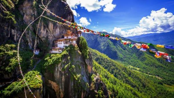Taktshang Goemba, Tiger nest monastery, Bhutan satnov30cover
iStock
SLOW TRAVEL by Penny Watson
TRAVELLER
reuse permitted for print and o<em></em>nline
