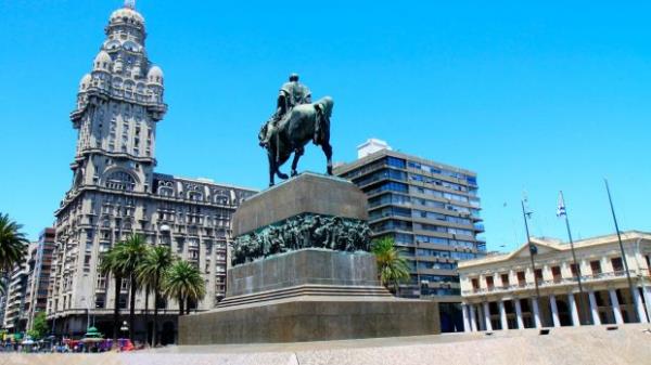 Salvo Palace and the Plaza da Independencia (Independence Square). Montevideo, Uruguay. SunJun18Cover - combo destinations - Ute Junker Credit: iStock