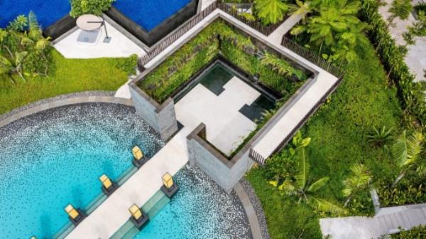 Renaissance's lagoon style pool with a catwalk - perfect for weddings.